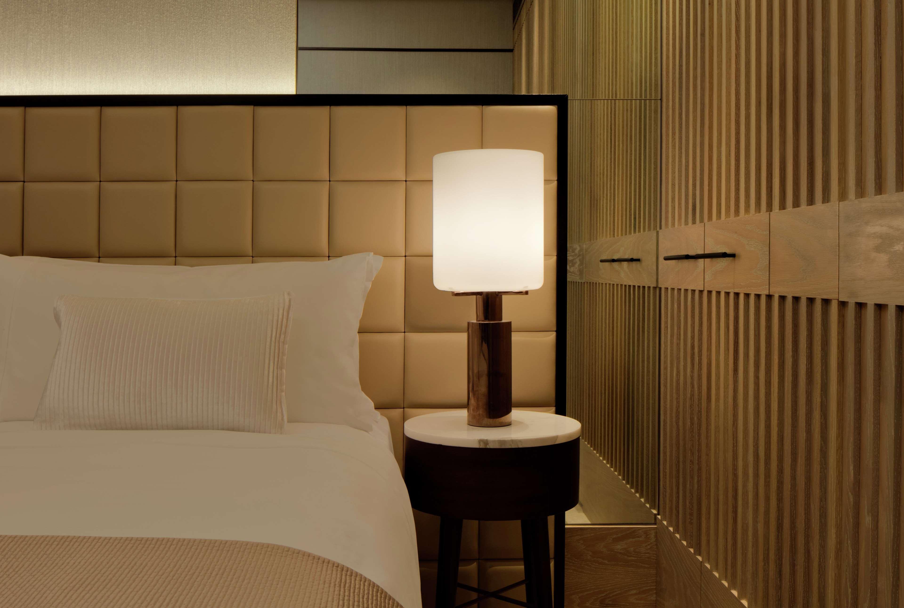 Waldorf Astoria Dubai International Financial Centre Hotell Eksteriør bilde A table lamp