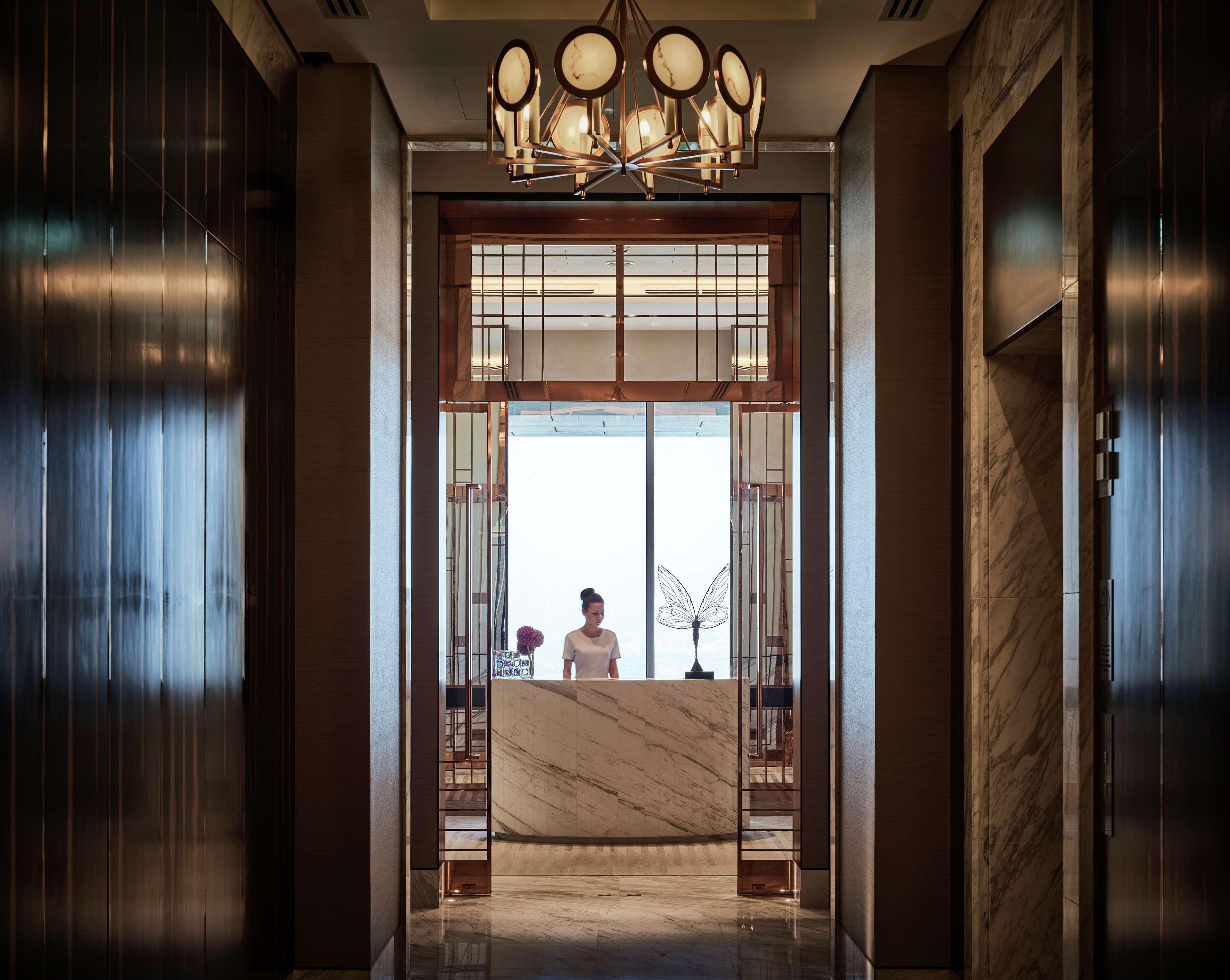 Waldorf Astoria Dubai International Financial Centre Hotell Eksteriør bilde The Concierge