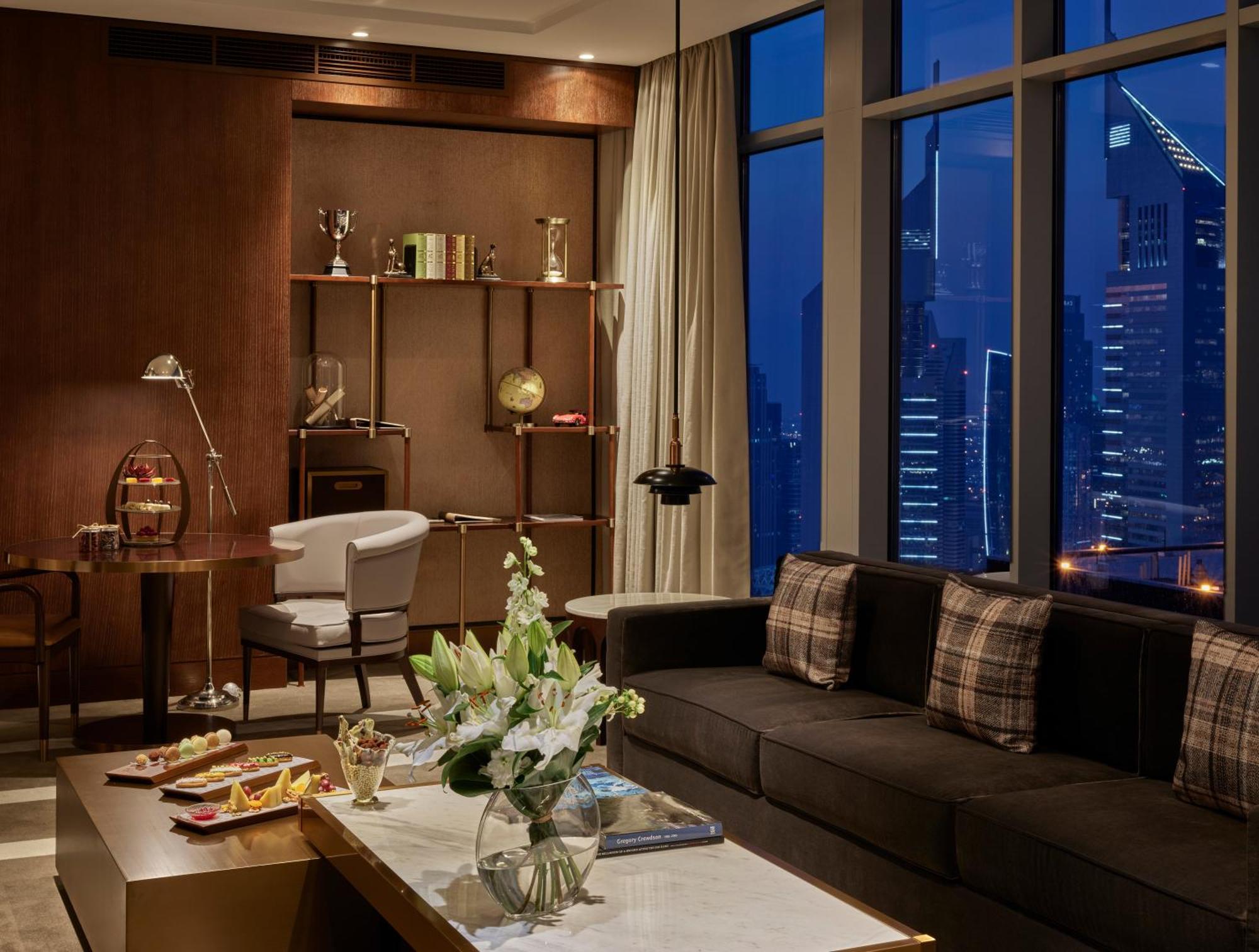 Waldorf Astoria Dubai International Financial Centre Hotell Eksteriør bilde The living room of a suite at the Ritz-Carlton, Dubai